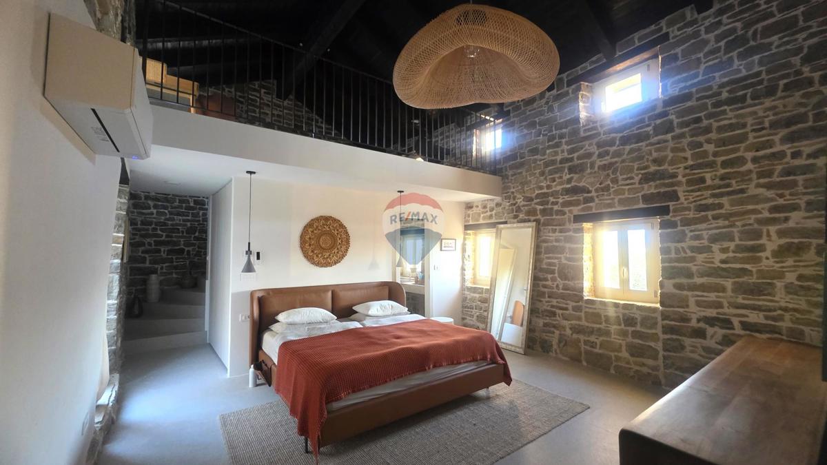 Istria, Oprtalj – Villa in pietra dal design unico