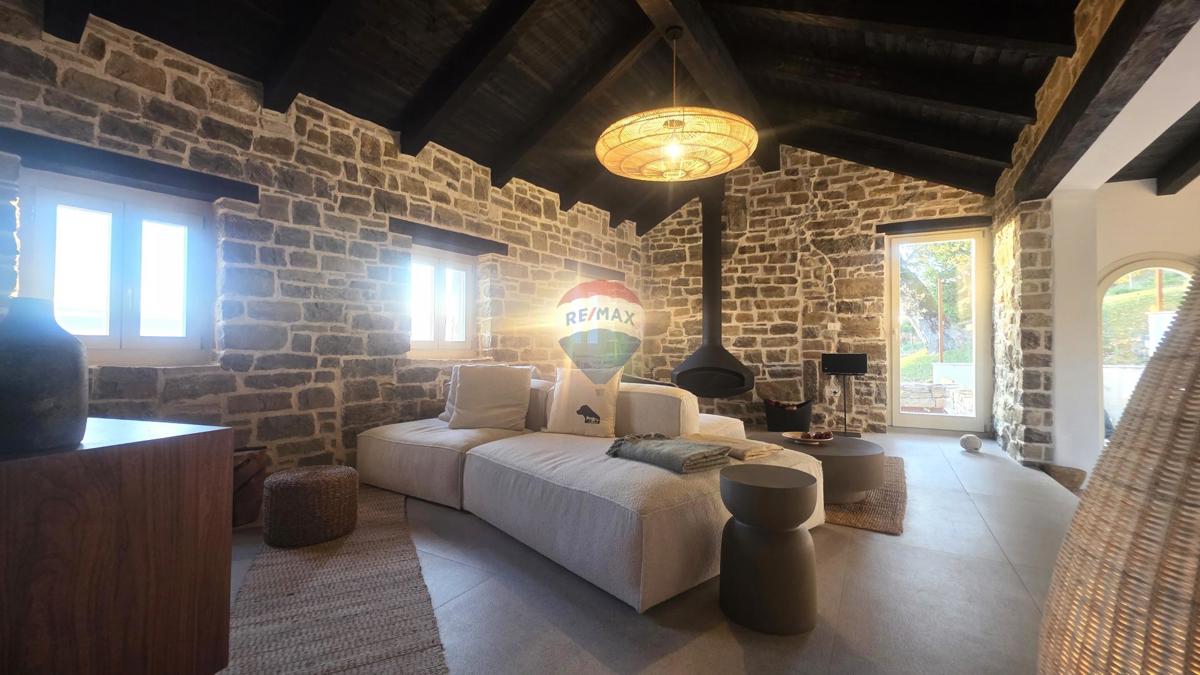 Istria, Oprtalj – Villa in pietra dal design unico