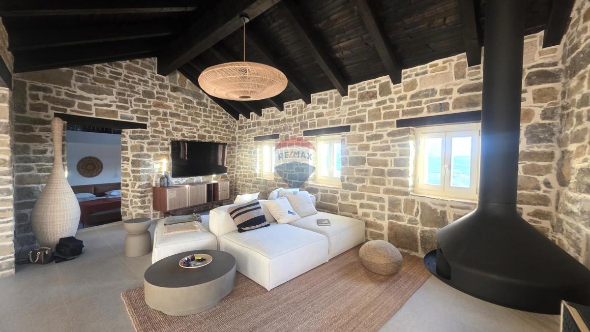 Istria, Oprtalj – Villa in pietra dal design unico