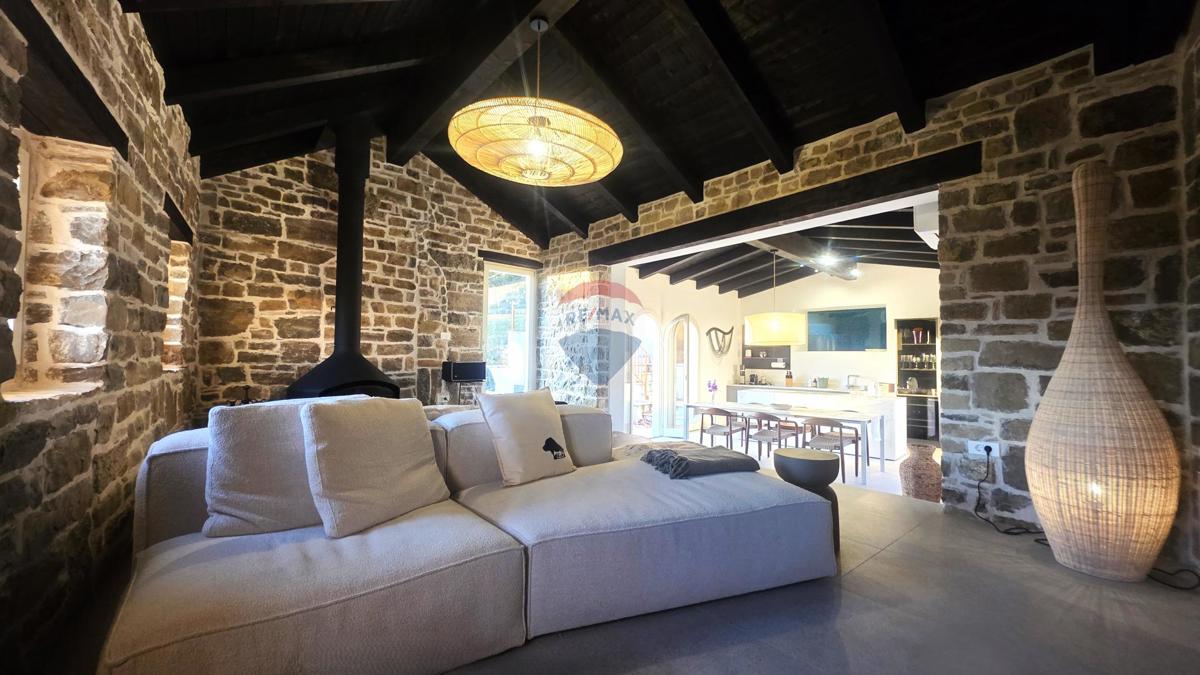 Istria, Oprtalj – Villa in pietra dal design unico