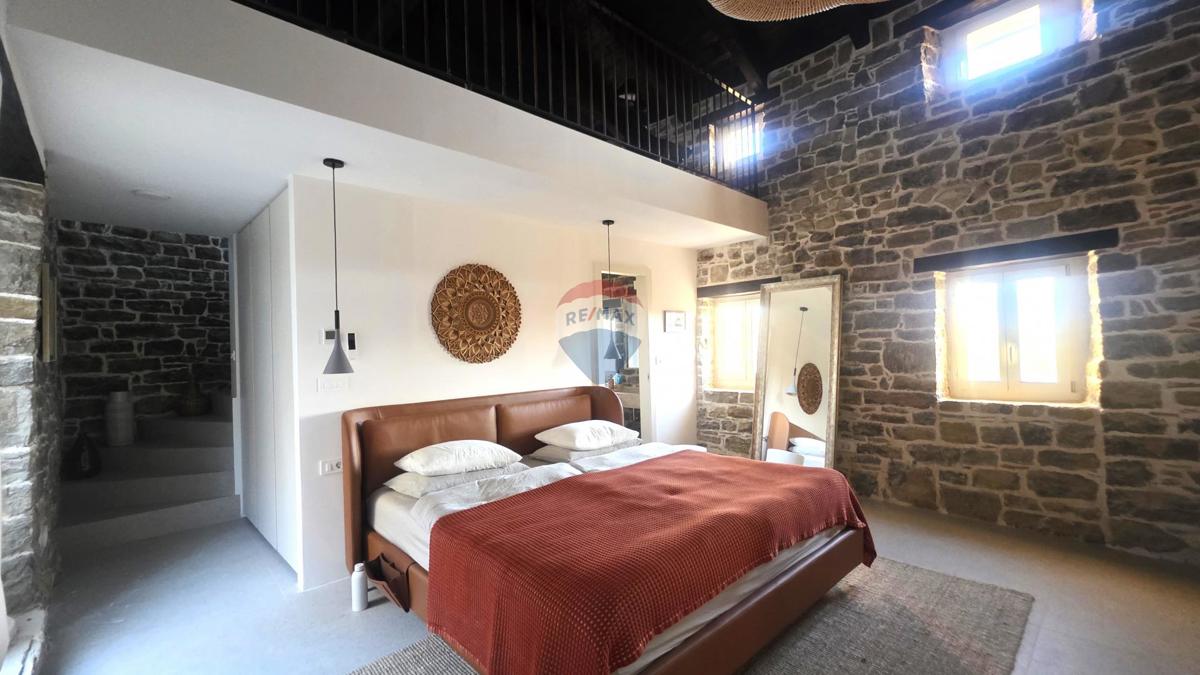 Istria, Oprtalj – Villa in pietra dal design unico