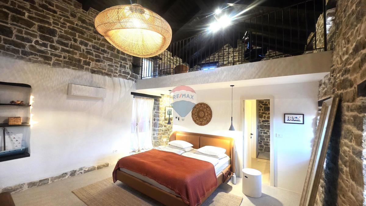 Istria, Oprtalj – Villa in pietra dal design unico