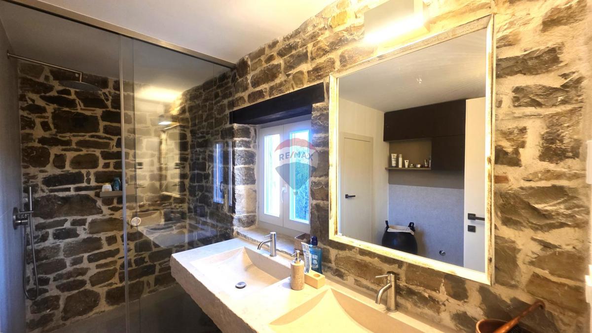 Istria, Oprtalj – Villa in pietra dal design unico