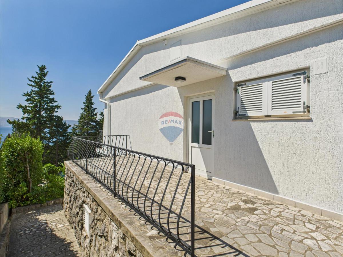 Novi Vinodolski – casa con garage e cortile, seconda fila dal mare