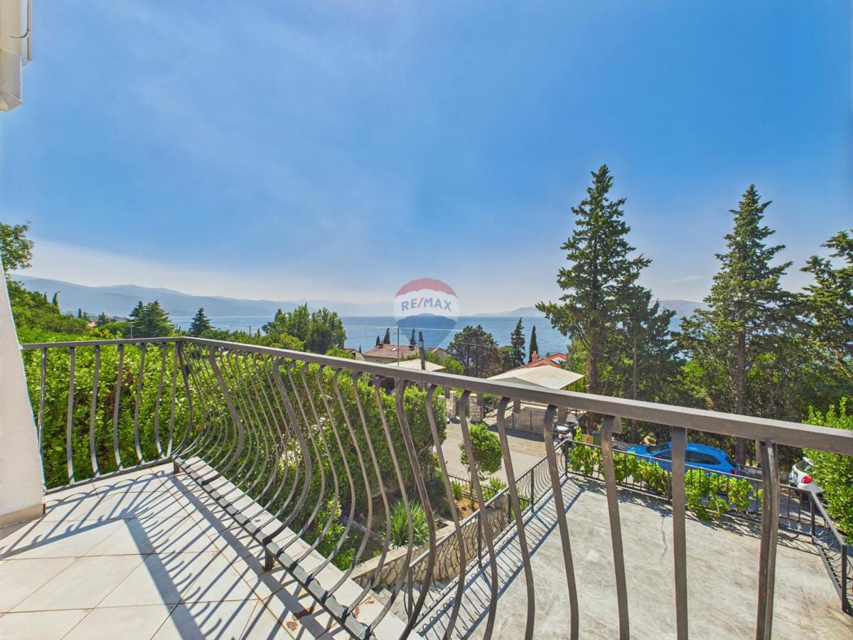 Novi Vinodolski – casa con garage e cortile, seconda fila dal mare