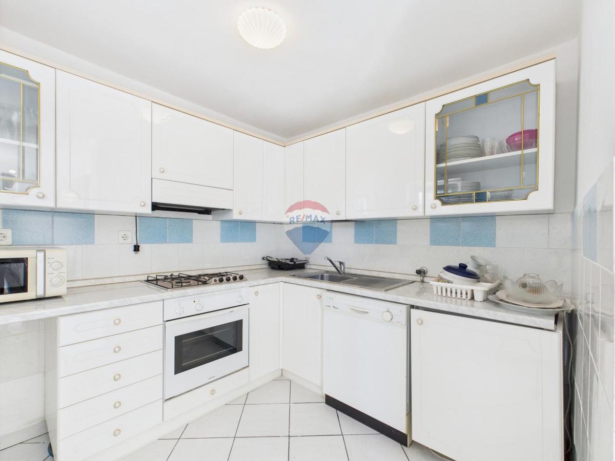 Novi Vinodolski – casa con garage e cortile, seconda fila dal mare