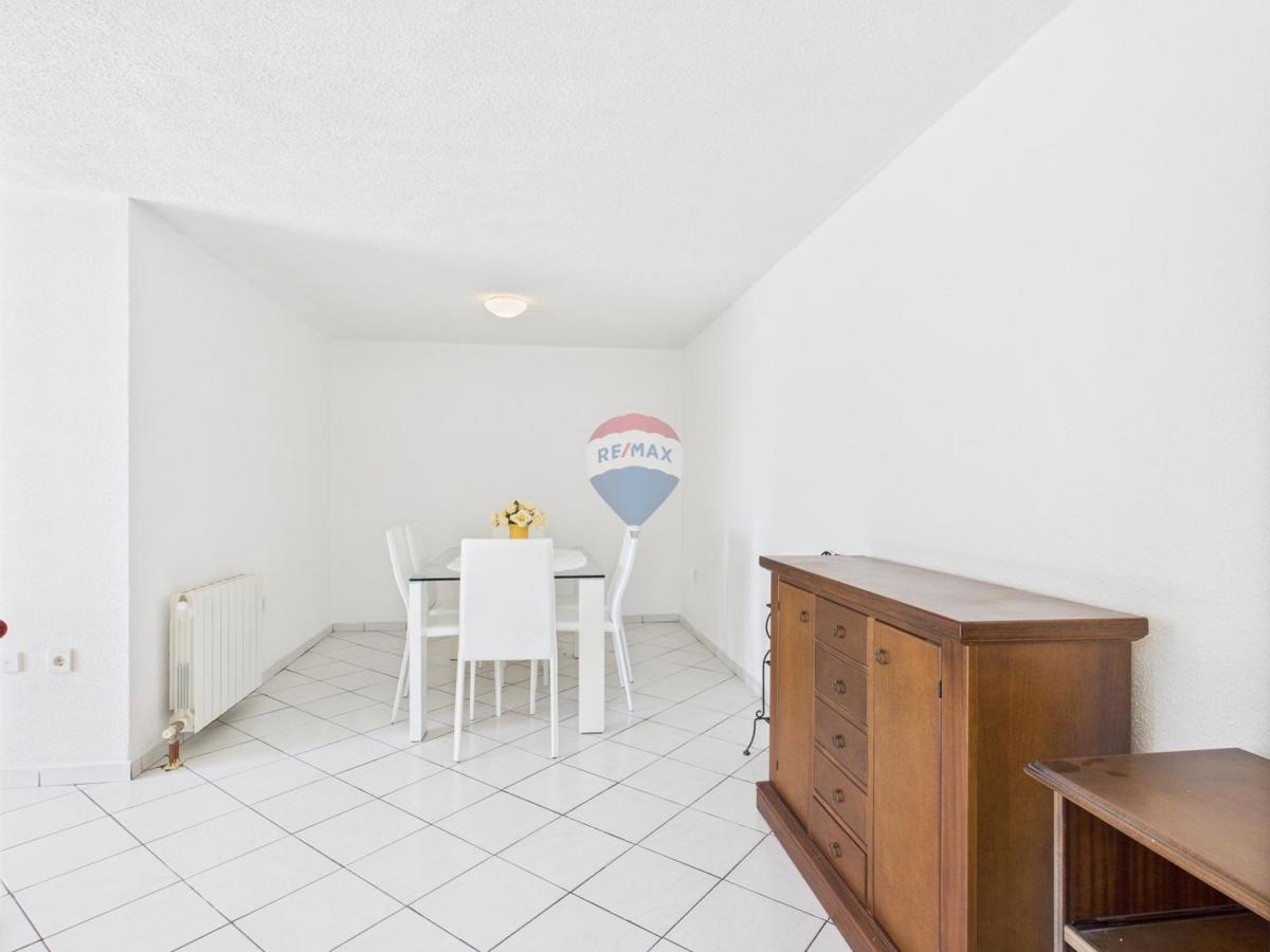 Novi Vinodolski – casa con garage e cortile, seconda fila dal mare