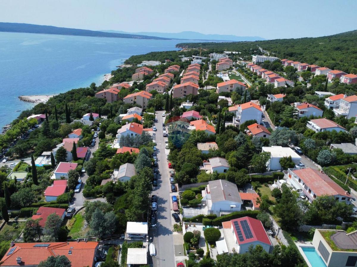 Novi Vinodolski – casa con garage e cortile, seconda fila dal mare