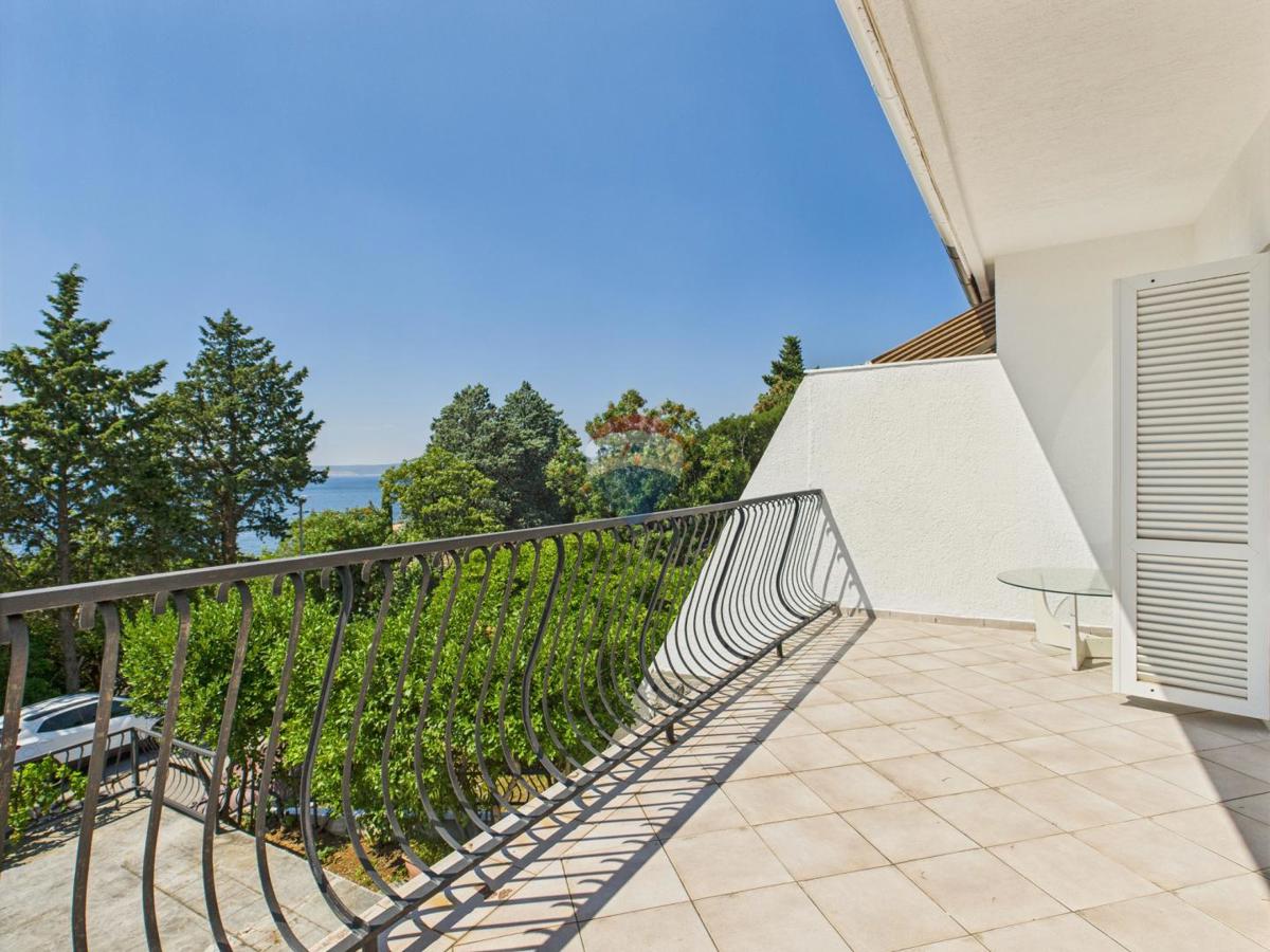 Novi Vinodolski – casa con garage e cortile, seconda fila dal mare