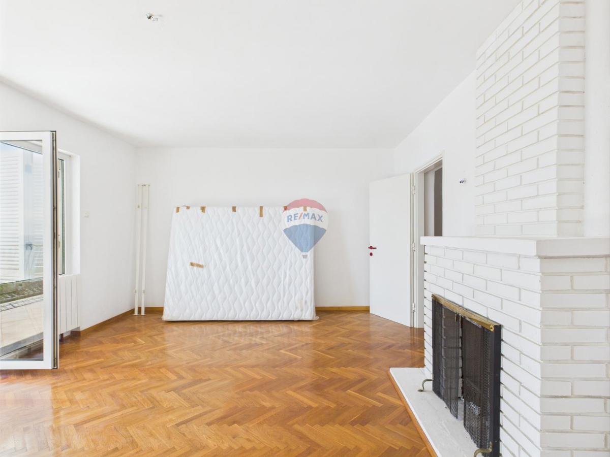 Novi Vinodolski – casa con garage e cortile, seconda fila dal mare