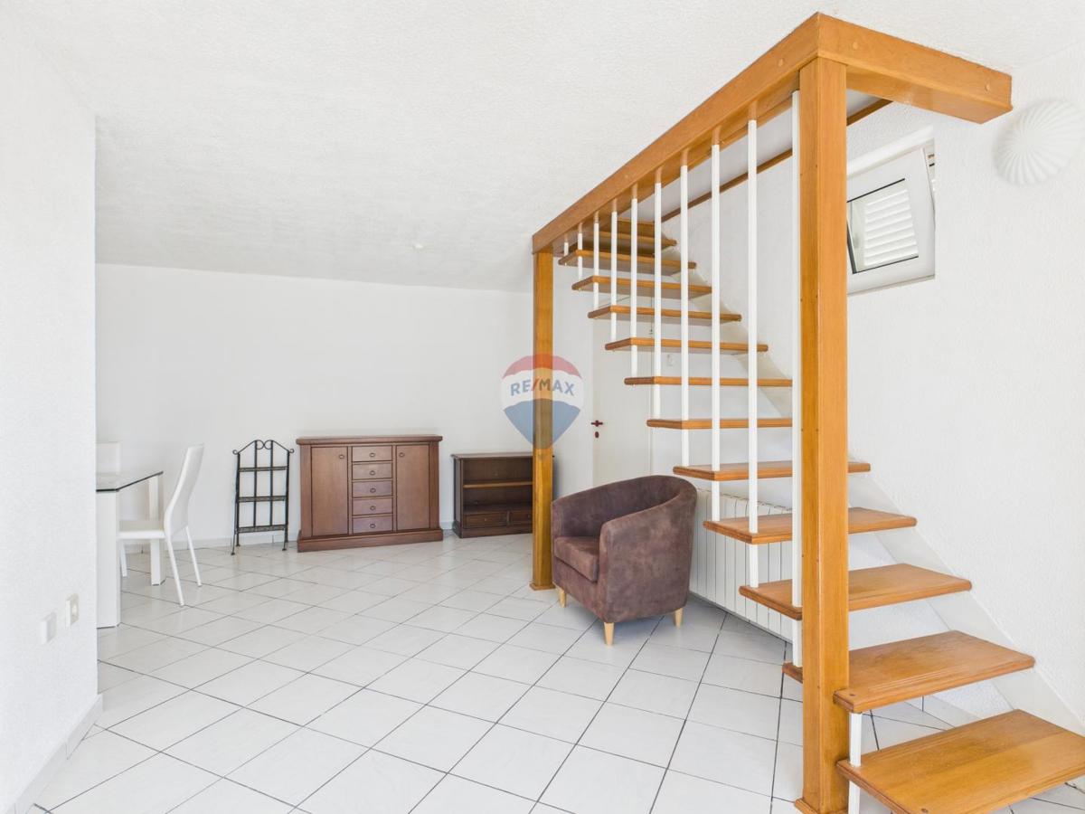 Novi Vinodolski – casa con garage e cortile, seconda fila dal mare