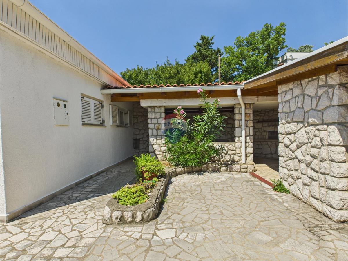 Novi Vinodolski – casa con garage e cortile, seconda fila dal mare