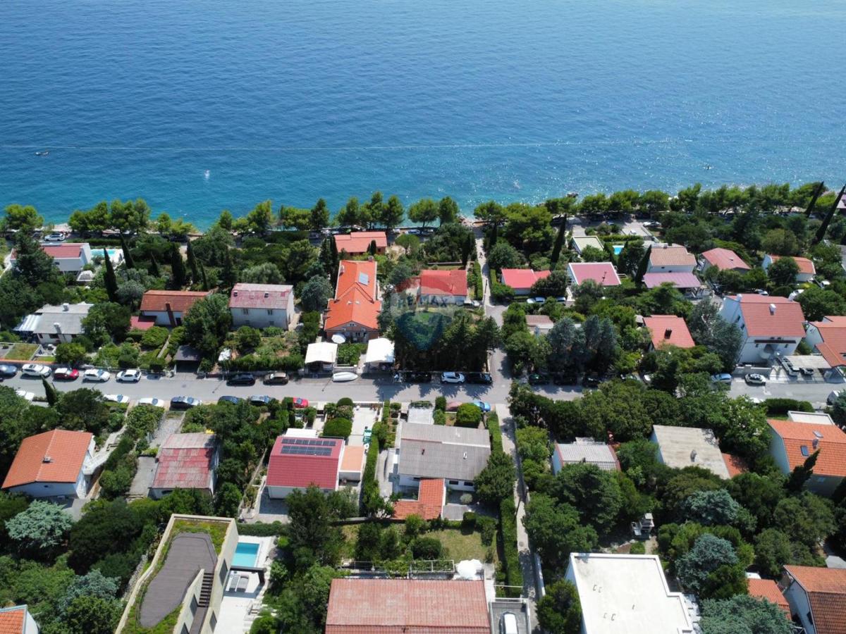 Novi Vinodolski – casa con garage e cortile, seconda fila dal mare