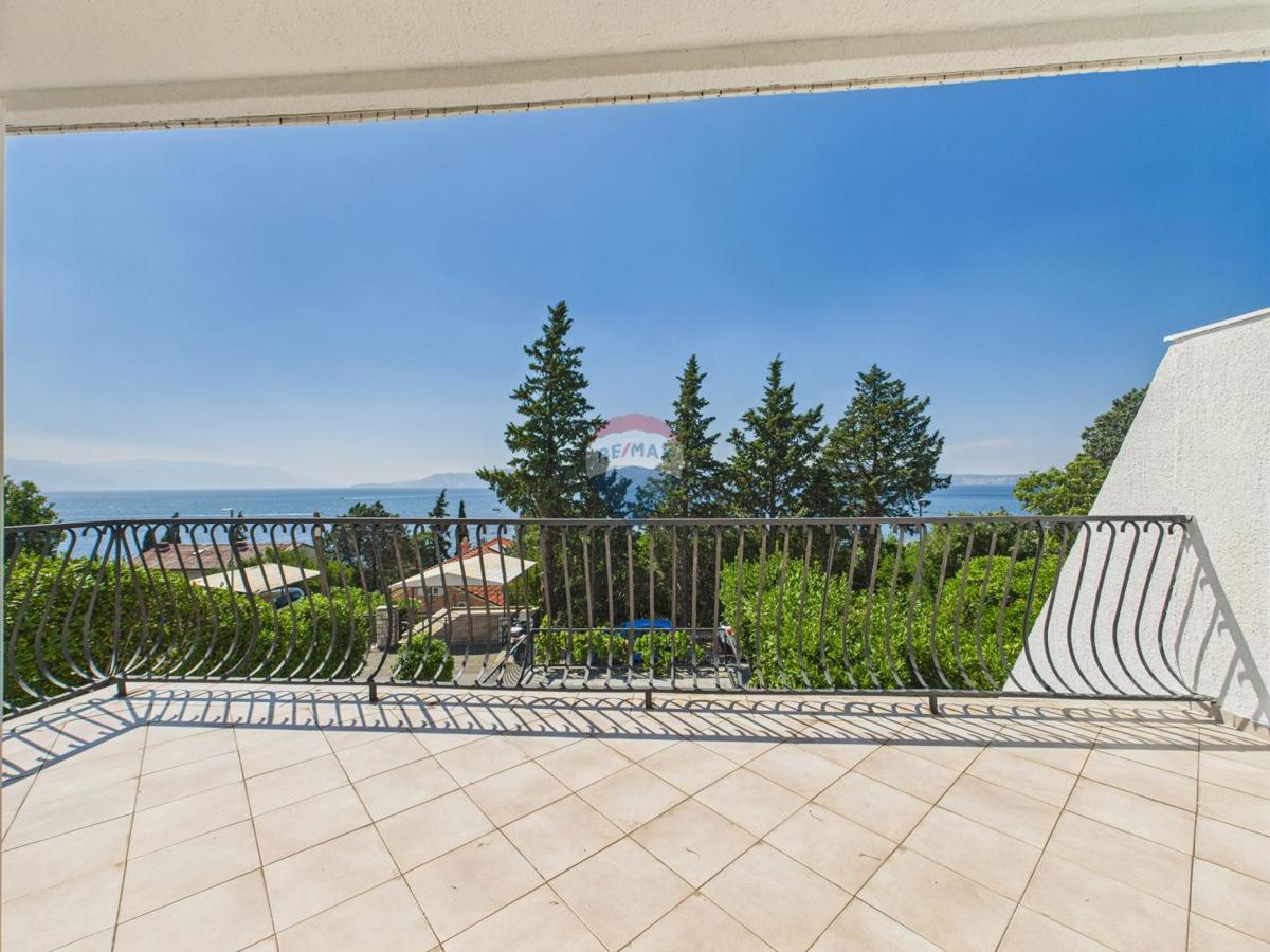 Novi Vinodolski – casa con garage e cortile, seconda fila dal mare