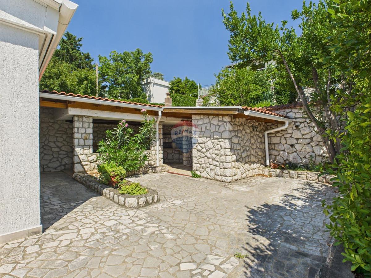 Novi Vinodolski – casa con garage e cortile, seconda fila dal mare