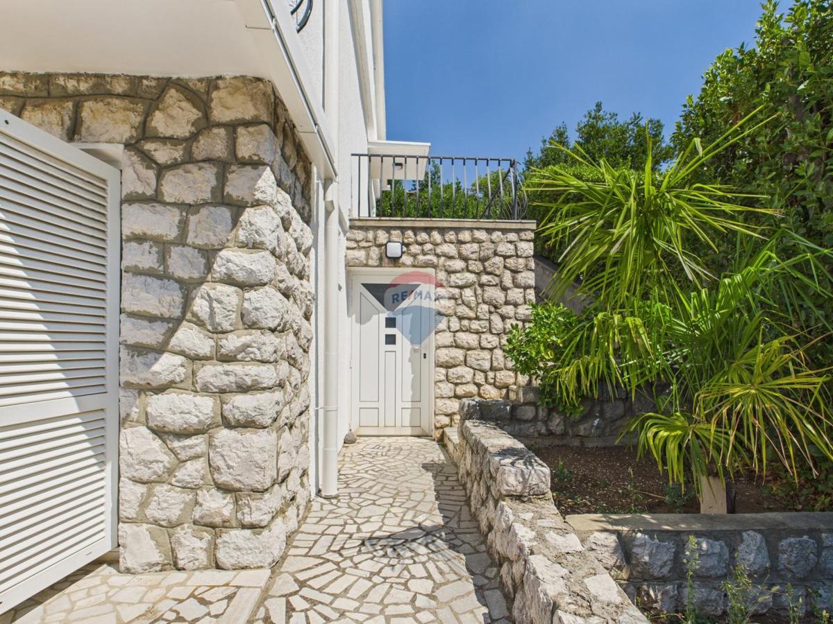 Novi Vinodolski – casa con garage e cortile, seconda fila dal mare