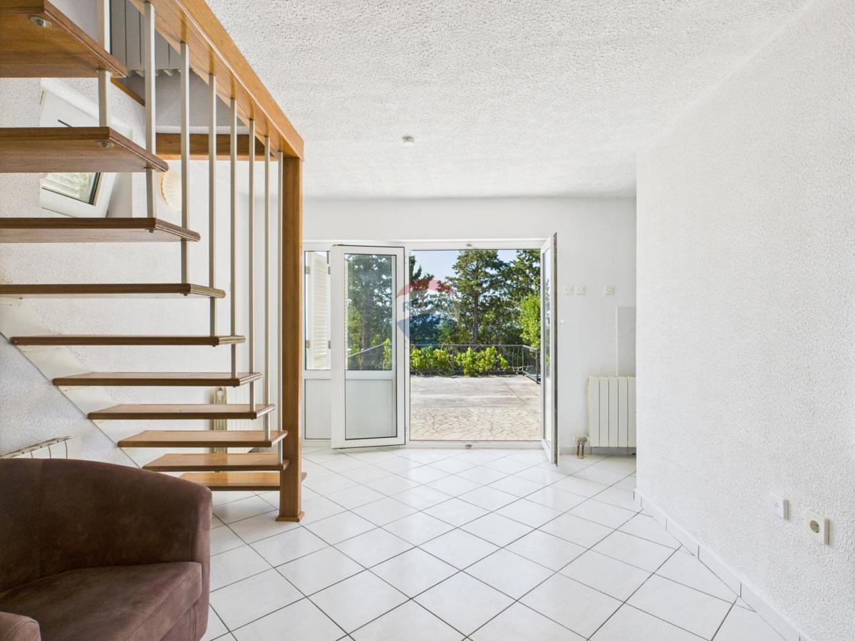 Novi Vinodolski – casa con garage e cortile, seconda fila dal mare