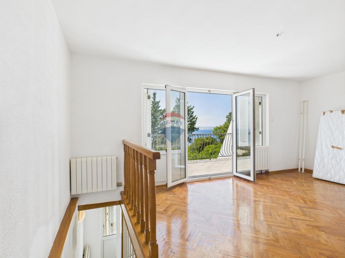 Novi Vinodolski – casa con garage e cortile, seconda fila dal mare