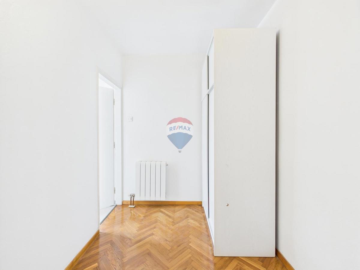 Novi Vinodolski – casa con garage e cortile, seconda fila dal mare