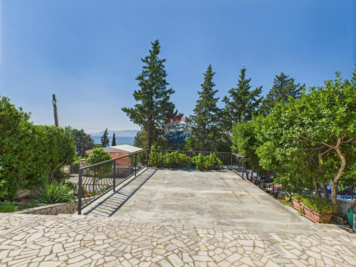 Novi Vinodolski – casa con garage e cortile, seconda fila dal mare