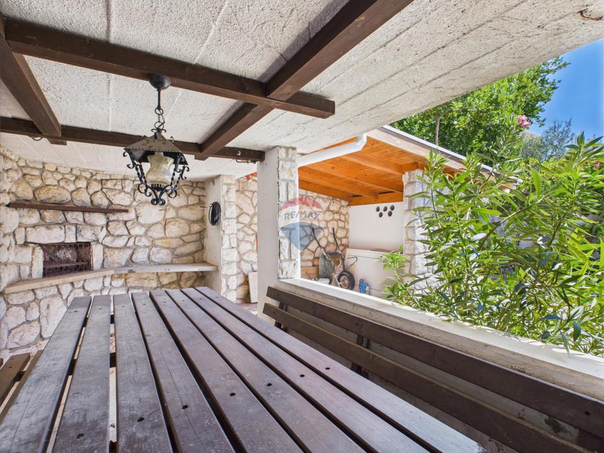 Novi Vinodolski – casa con garage e cortile, seconda fila dal mare