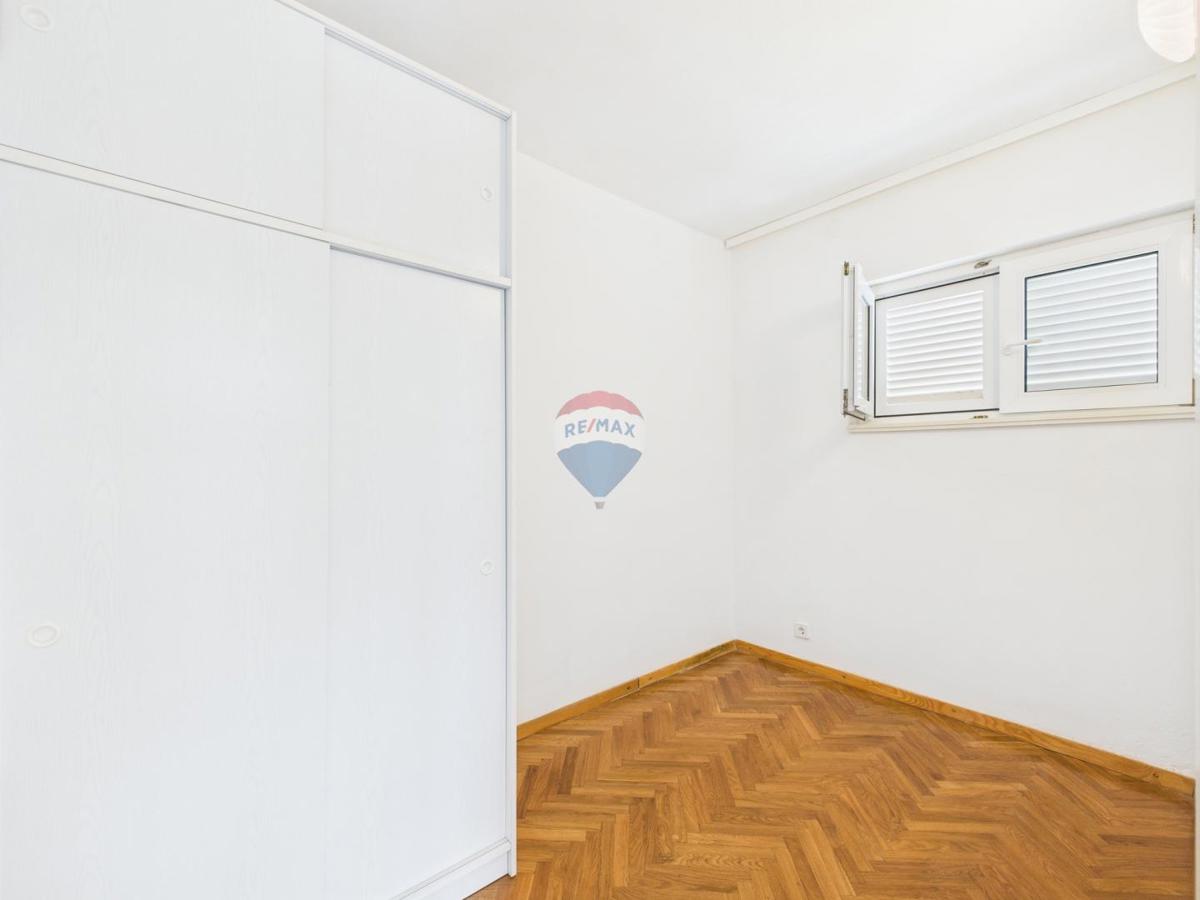 Novi Vinodolski – casa con garage e cortile, seconda fila dal mare