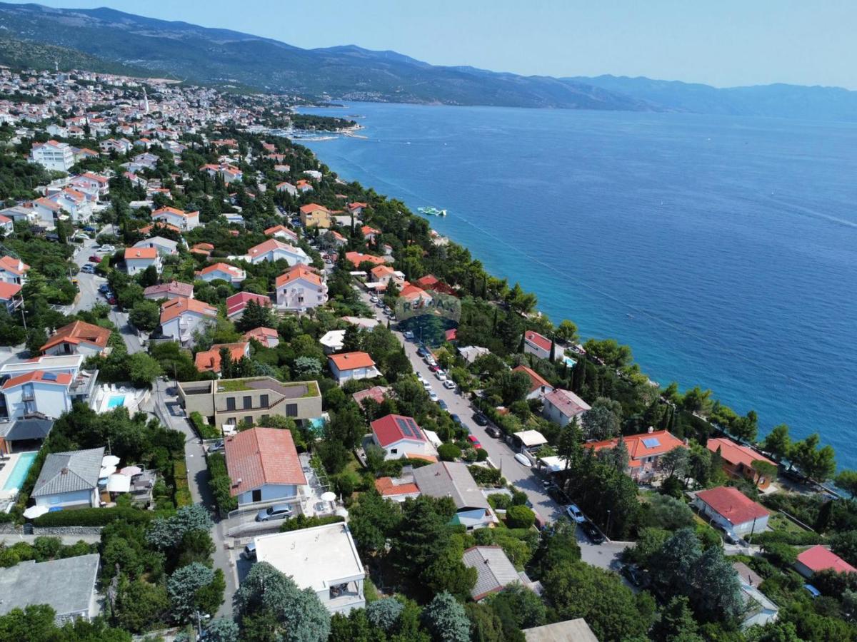 Novi Vinodolski – casa con garage e cortile, seconda fila dal mare