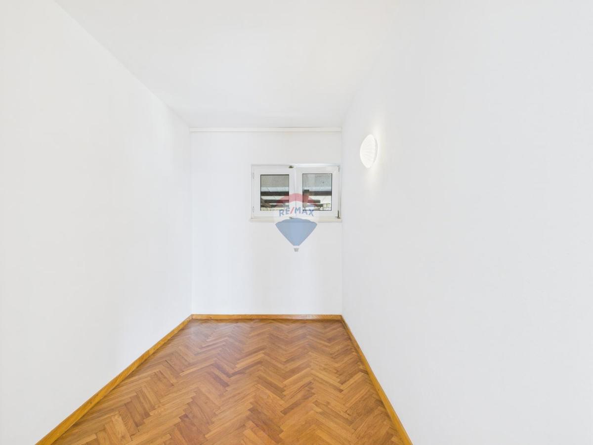 Novi Vinodolski – casa con garage e cortile, seconda fila dal mare