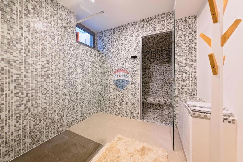 ISTRIA, PARENZO - Lussuosa casa moderna a 500 m dal mare