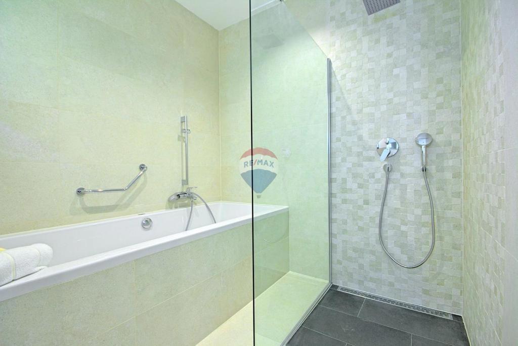 ISTRIA, PARENZO - Lussuosa casa moderna a 500 m dal mare