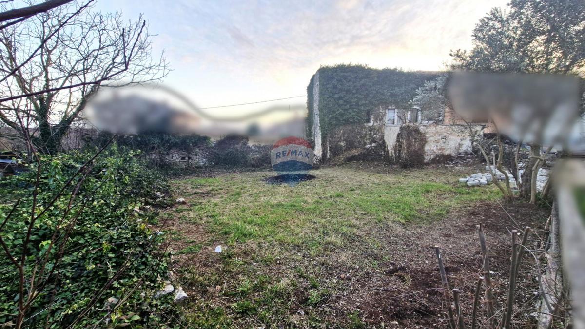 Istria, zona di Svetvinčenat – casa in pietra 166 m2 con giardino di 500 m2