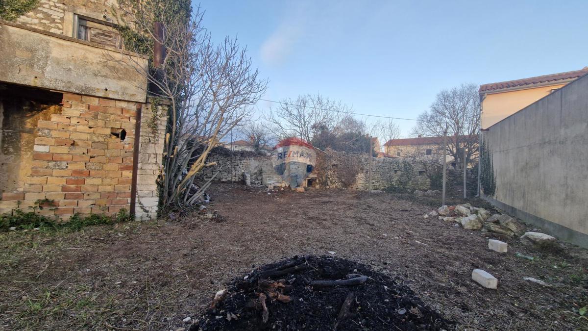 Istria, zona di Svetvinčenat – casa in pietra 166 m2 con giardino di 500 m2