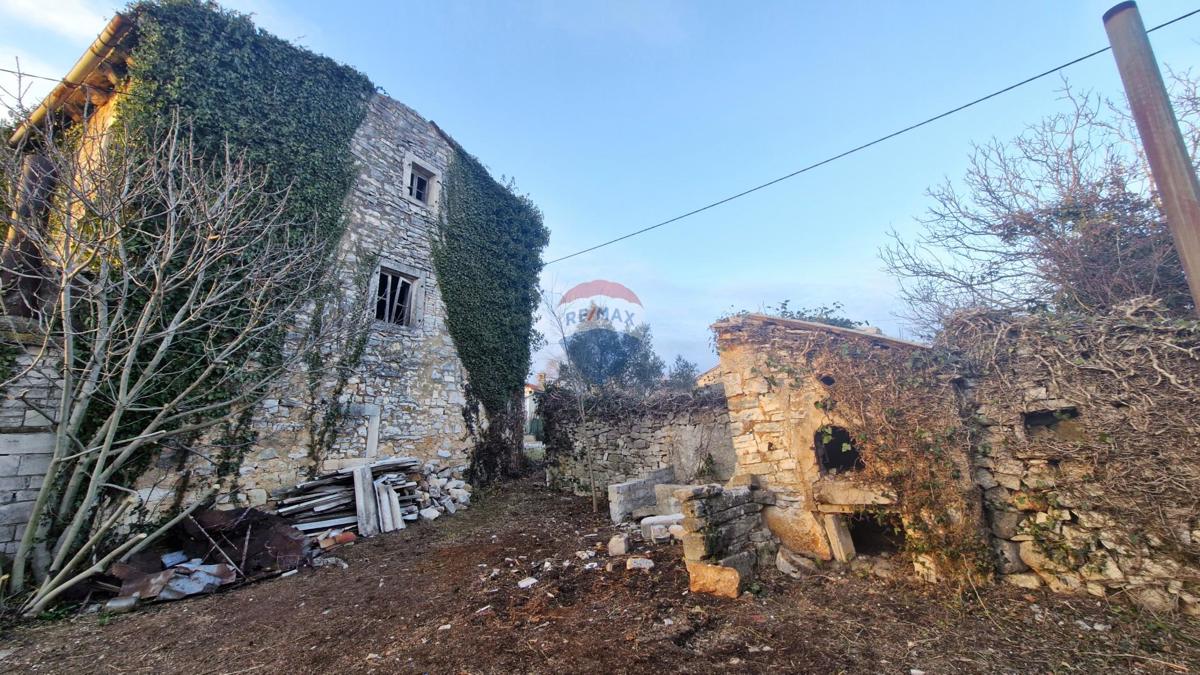 Istria, zona di Svetvinčenat – casa in pietra 166 m2 con giardino di 500 m2