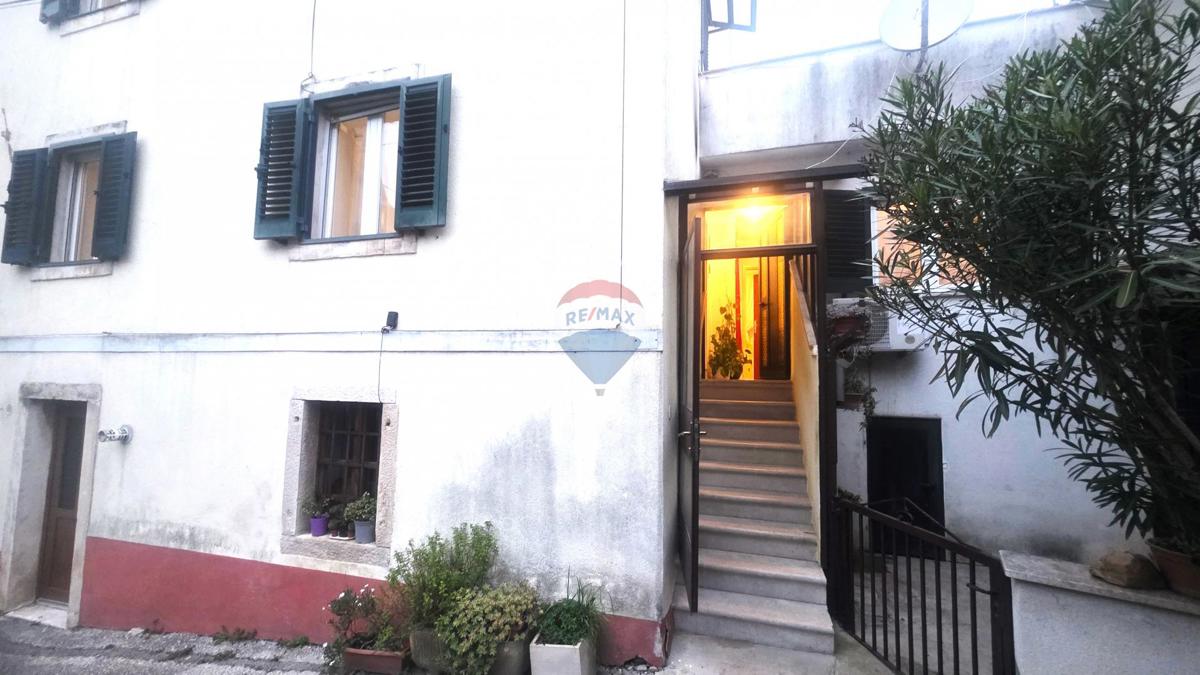 Casa in pietra istriana nel centro di Brtonigla – 3 livelli, balcone e mansarda