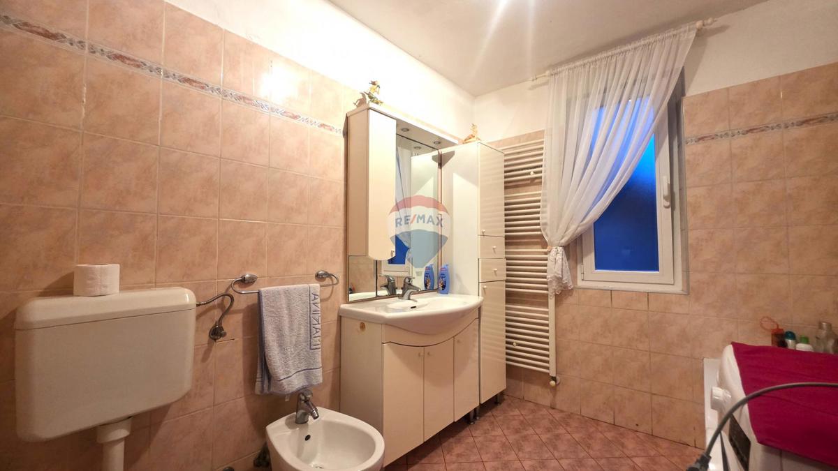 Casa in pietra istriana nel centro di Brtonigla – 3 livelli, balcone e mansarda