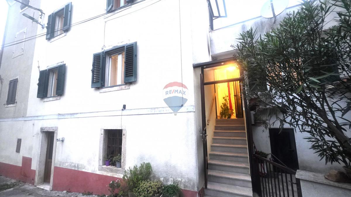 Casa in pietra istriana nel centro di Brtonigla – 3 livelli, balcone e mansarda