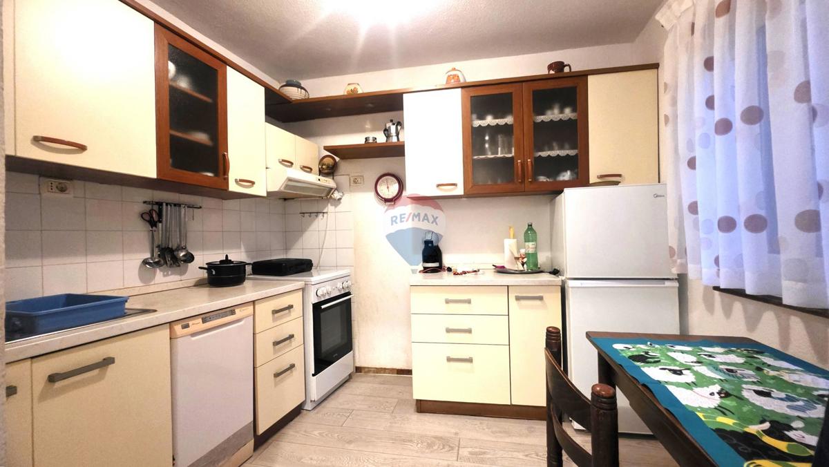 Casa in pietra istriana nel centro di Brtonigla – 3 livelli, balcone e mansarda