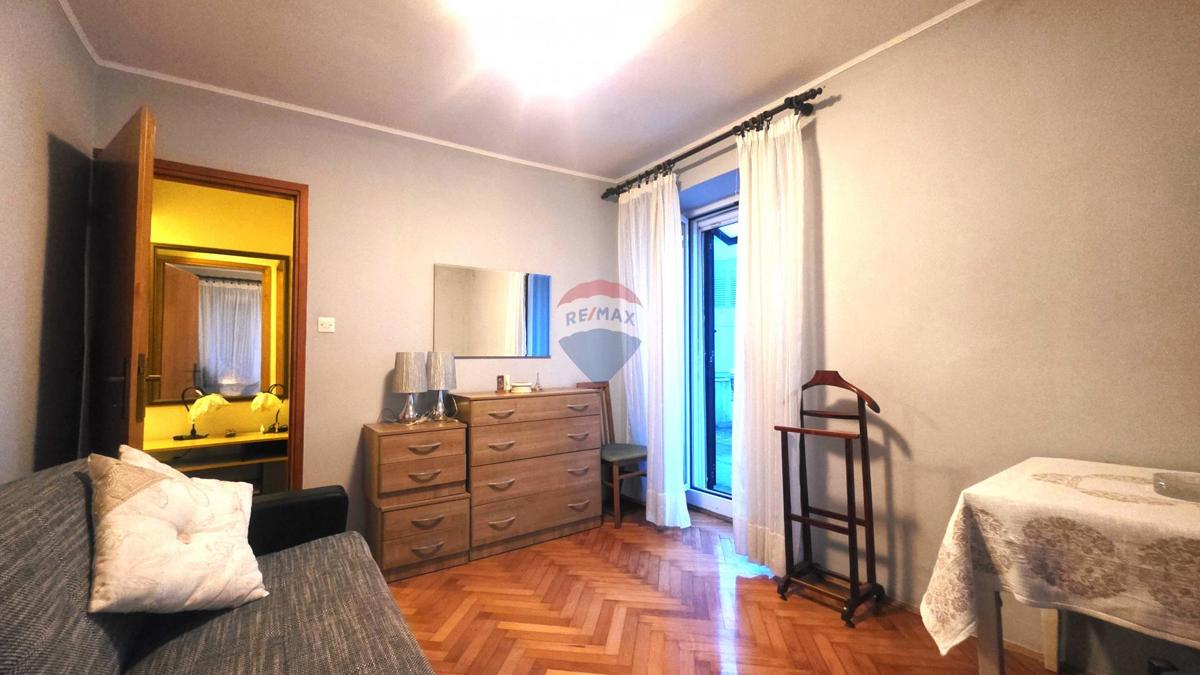 Casa in pietra istriana nel centro di Brtonigla – 3 livelli, balcone e mansarda