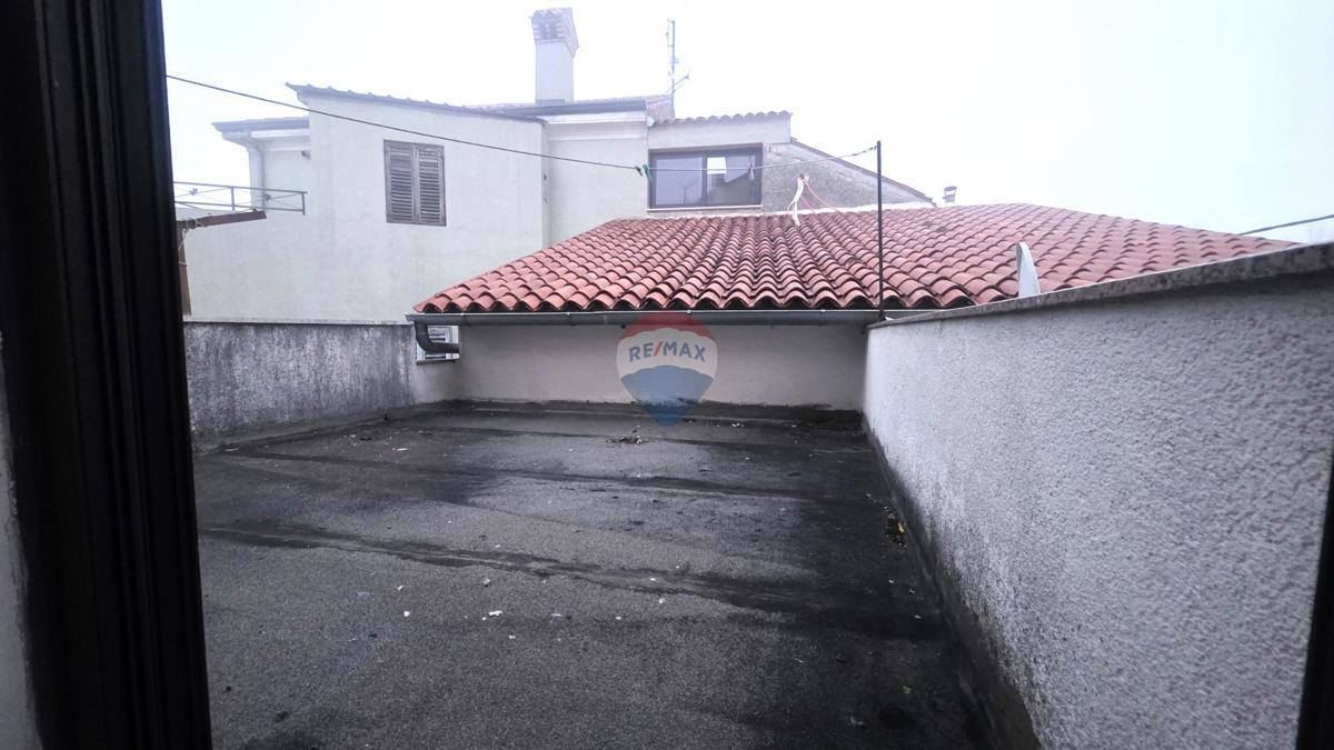 Casa in pietra istriana nel centro di Brtonigla – 3 livelli, balcone e mansarda