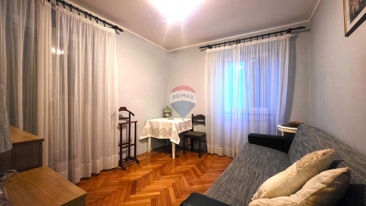 Casa in pietra istriana nel centro di Brtonigla – 3 livelli, balcone e mansarda