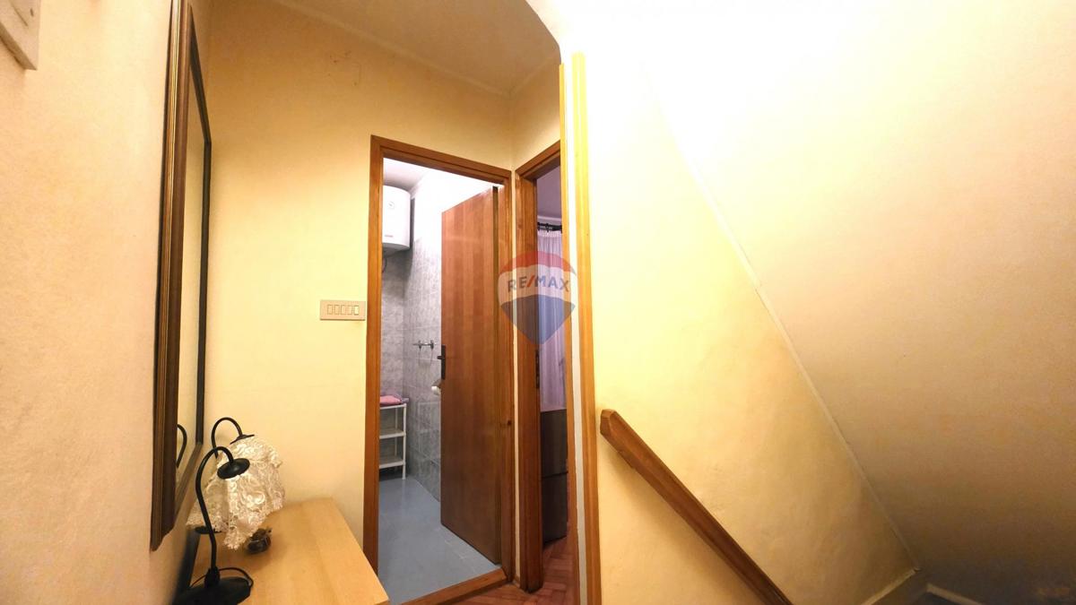 Casa in pietra istriana nel centro di Brtonigla – 3 livelli, balcone e mansarda