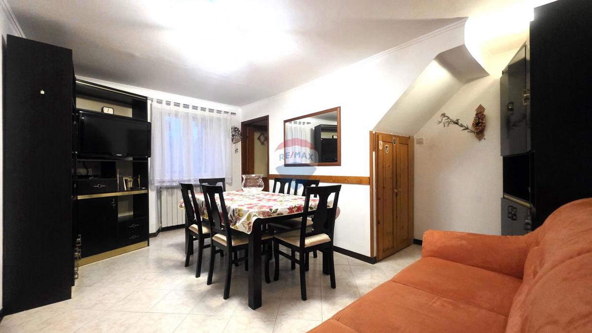 Casa in pietra istriana nel centro di Brtonigla – 3 livelli, balcone e mansarda