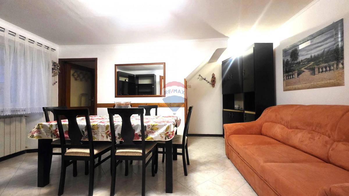 Casa in pietra istriana nel centro di Brtonigla – 3 livelli, balcone e mansarda