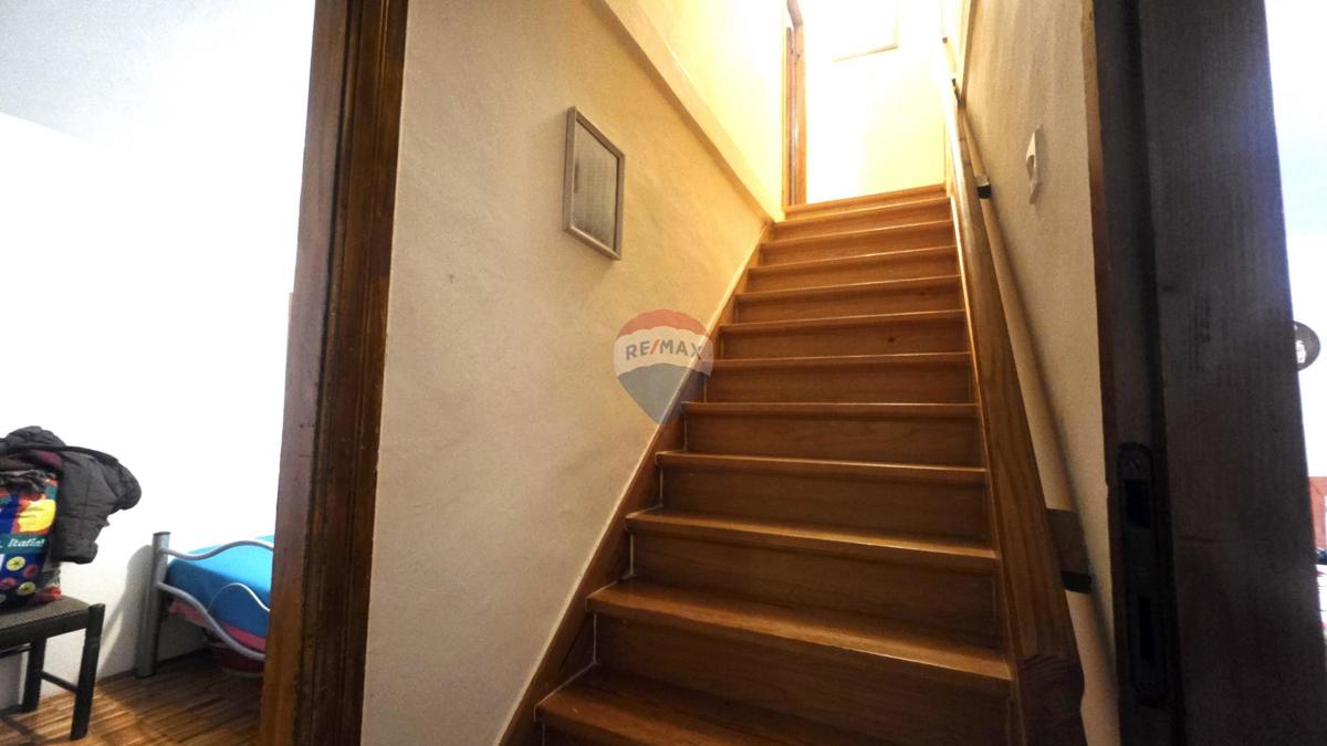 Casa in pietra istriana nel centro di Brtonigla – 3 livelli, balcone e mansarda