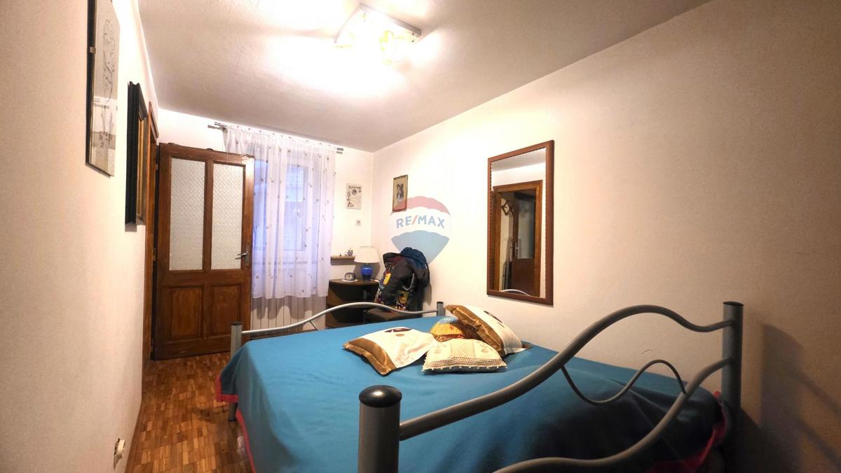 Casa in pietra istriana nel centro di Brtonigla – 3 livelli, balcone e mansarda