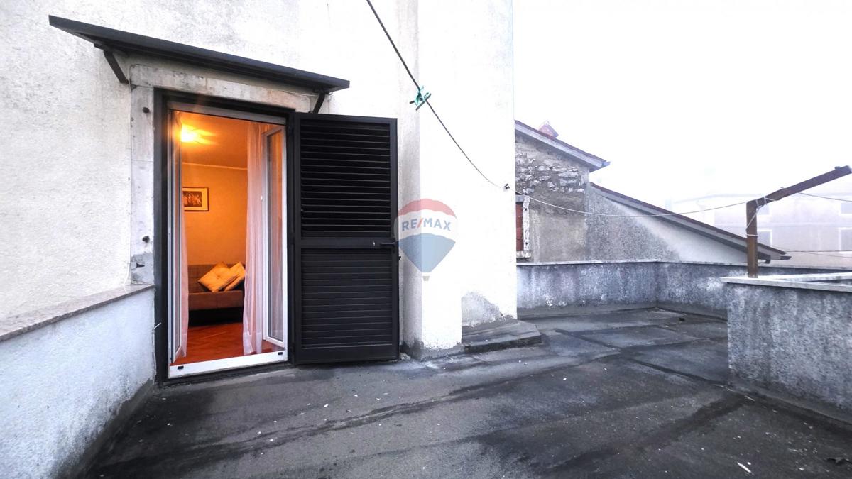 Casa in pietra istriana nel centro di Brtonigla – 3 livelli, balcone e mansarda