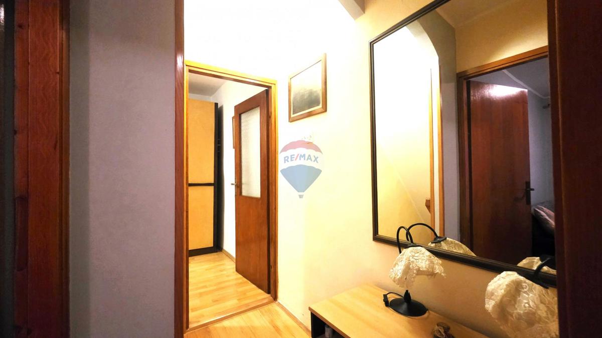 Casa in pietra istriana nel centro di Brtonigla – 3 livelli, balcone e mansarda