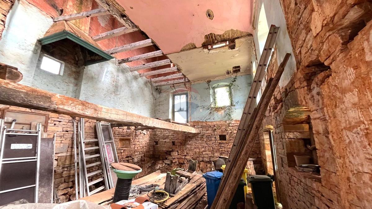 Istria, Oprtalj – Complesso immobiliare ideale per turismo o vita tranquilla