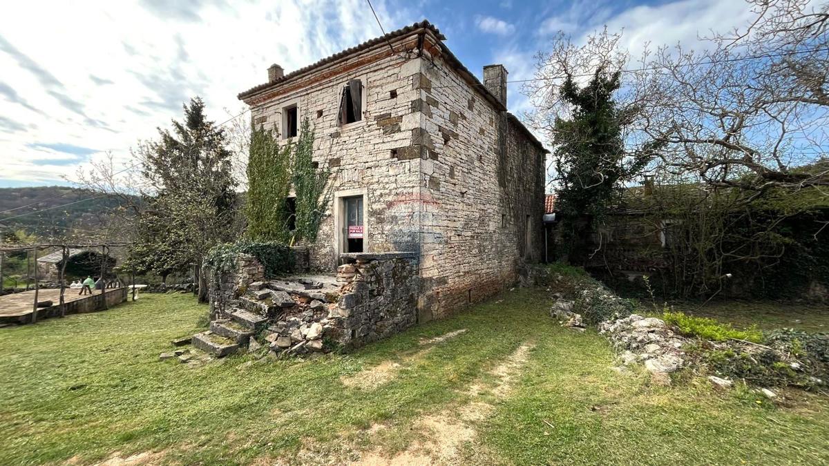 Istria, Oprtalj – Complesso immobiliare ideale per turismo o vita tranquilla