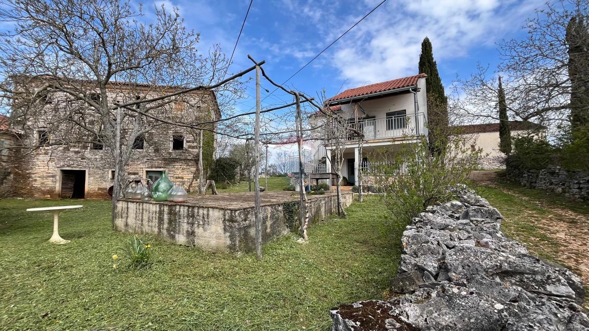Istria, Oprtalj – Complesso immobiliare ideale per turismo o vita tranquilla